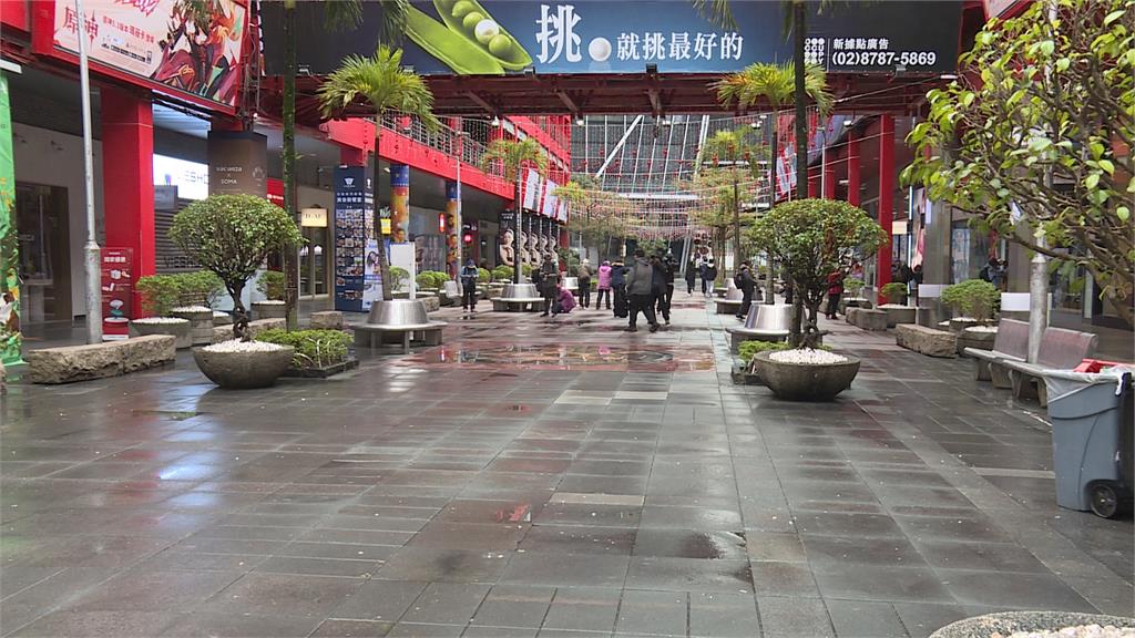 不冷嗎?北市兩男子「打赤膊」對峙 警制止才知是朋友打鬧拍片