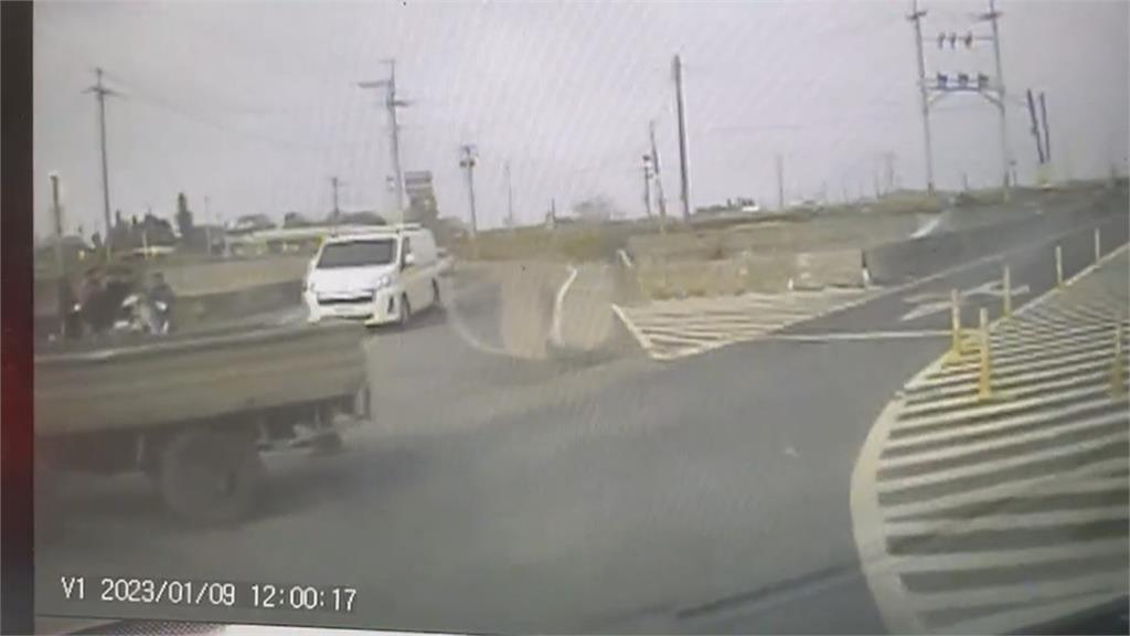 小貨車撞雙載機車 東石老夫妻噴飛失去生命跡象