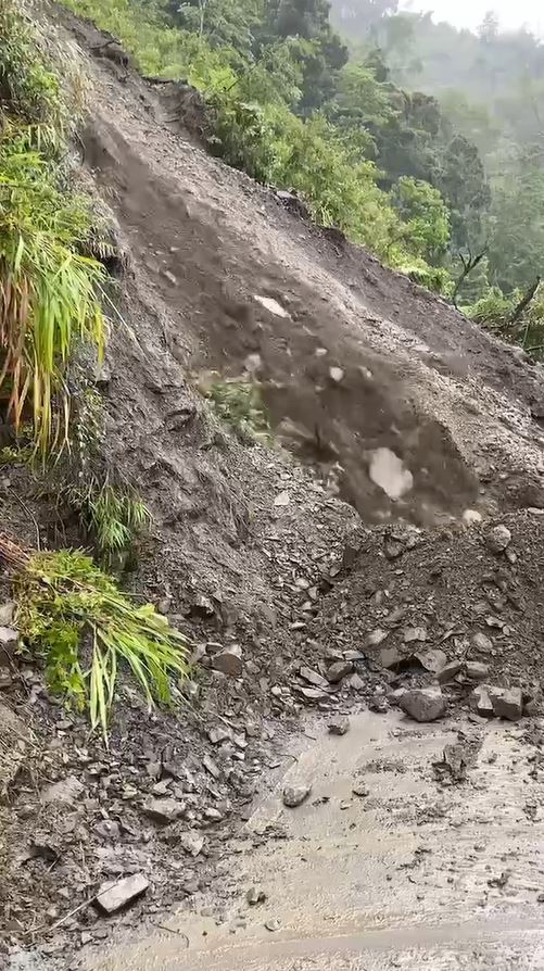 快新聞／南投力行產業道路「土石坍方」雙向中斷　茶農叫苦連天