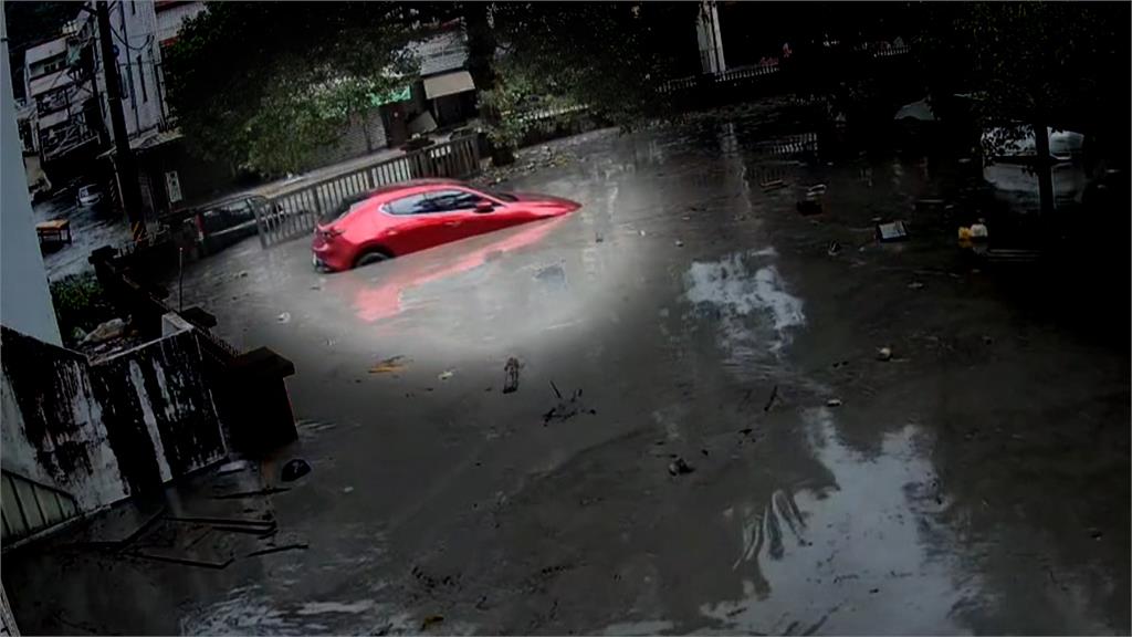 光復洪災警消也成受災戶! 停車場成「漂漂河」車輛遭沖走