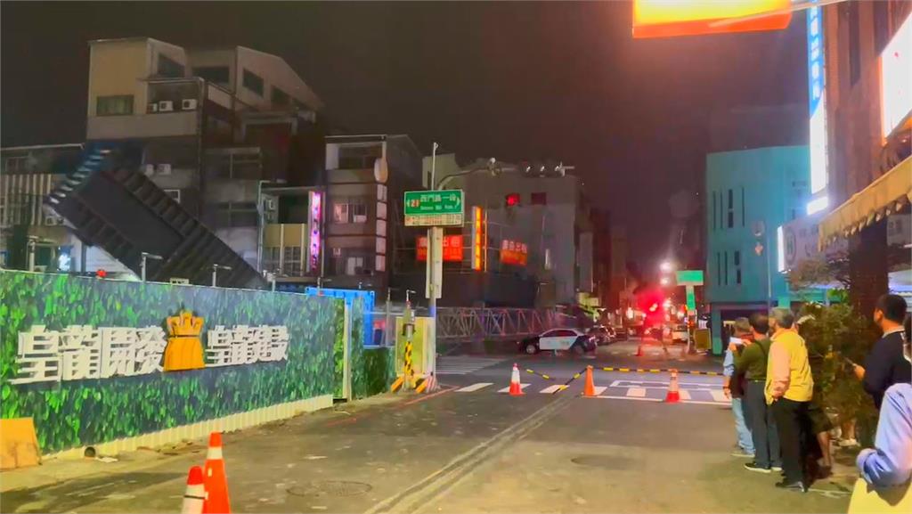 台南中西區"15米長"巨大天坑 大吊車傾倒 吊臂砸路面