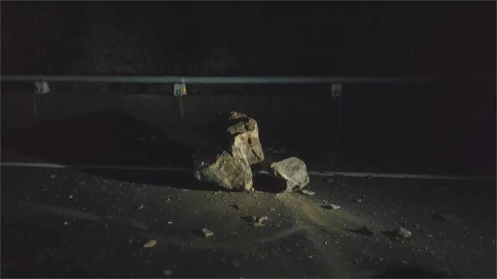 台72線出磺坑段巨石擋道 害3車撞1人傷