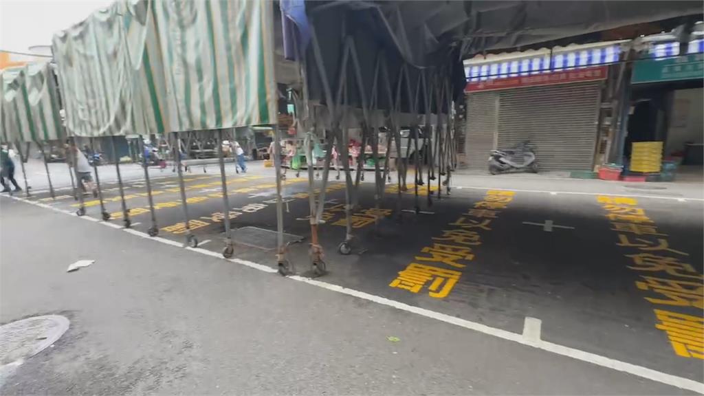 竹東仁愛路中央市場馬路奇景　滿滿「請勿停車以免受罰」標語