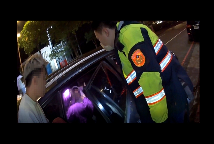 6個月大男嬰遭反鎖車內 鎖匠還在放假!桃園警破窗救援