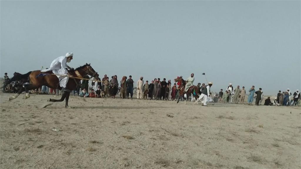 阿富汗游牧文化活動 馬背挑樁考驗馬術.眼力