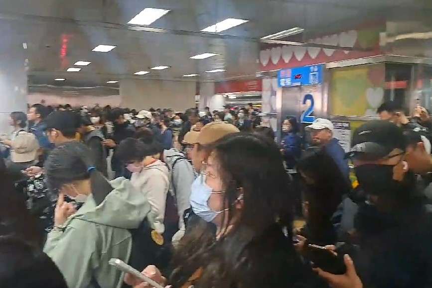快新聞/下班尖峰時段北捷「北投站」發生號誌故障 紅線車站人潮爆滿