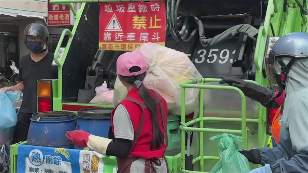 倒垃圾民眾馬路群聚　　女駕駛分心直接追撞垃圾車