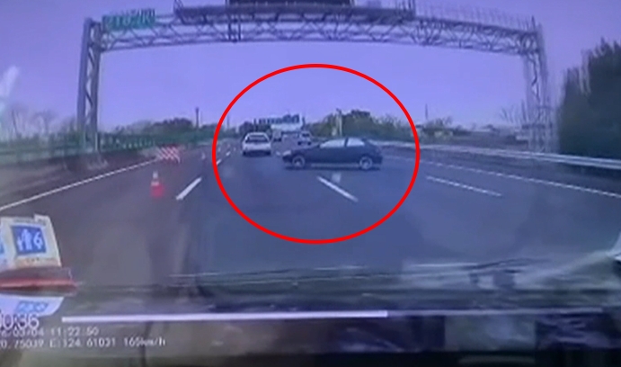 貨車誤闖機車道！　烏日環河路車道遭硬擠撞壞指示牌