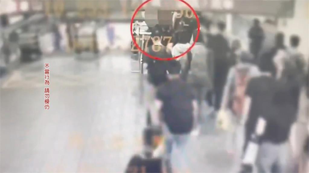 猛揍頭部還狠踹　捷運台北車站旅客電扶梯上互毆