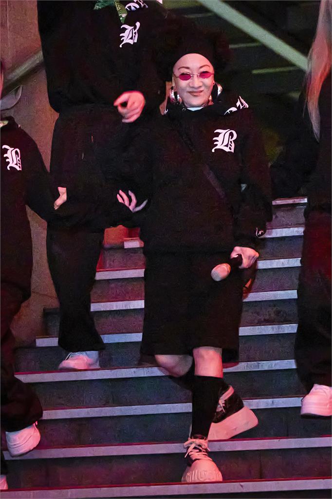 74歲比莉快閃信義區夜店　見年輕歌迷嗨跳「火山舞」差點落淚