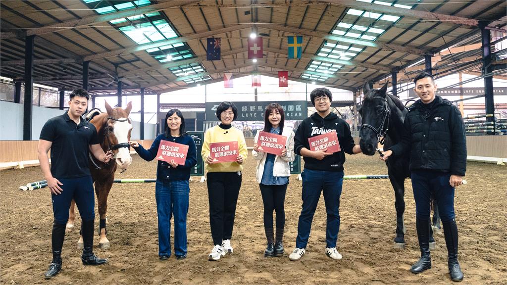 快新聞／歡喜迎馬年！蘇巧慧化身一日馬場照護員　沈伯洋竟成「Q毛本尊」？