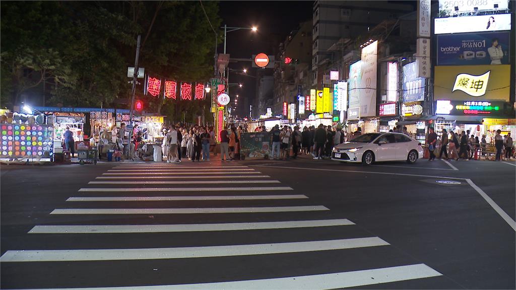 寧夏夜市道路整修2個月公告貼已完工？民眾看到這幕傻眼