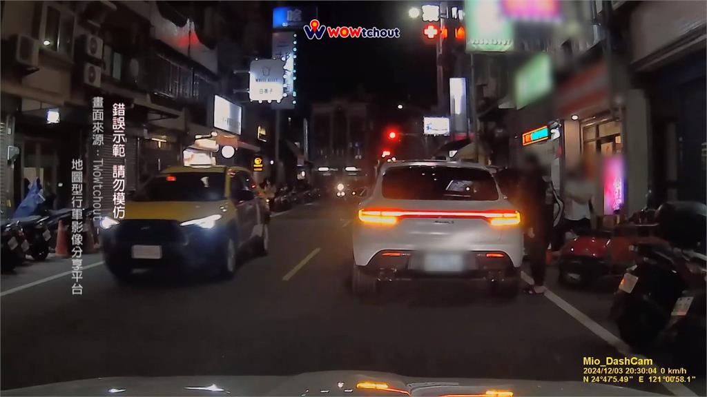 路霸?新竹保時捷「臨停擋車道」 遭酸:送晚餐很重要