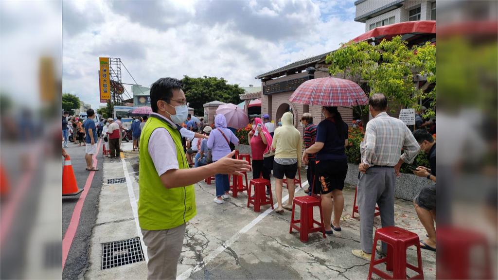 挨批接種站做選民服務 黃肇輝:現場人多才幫忙