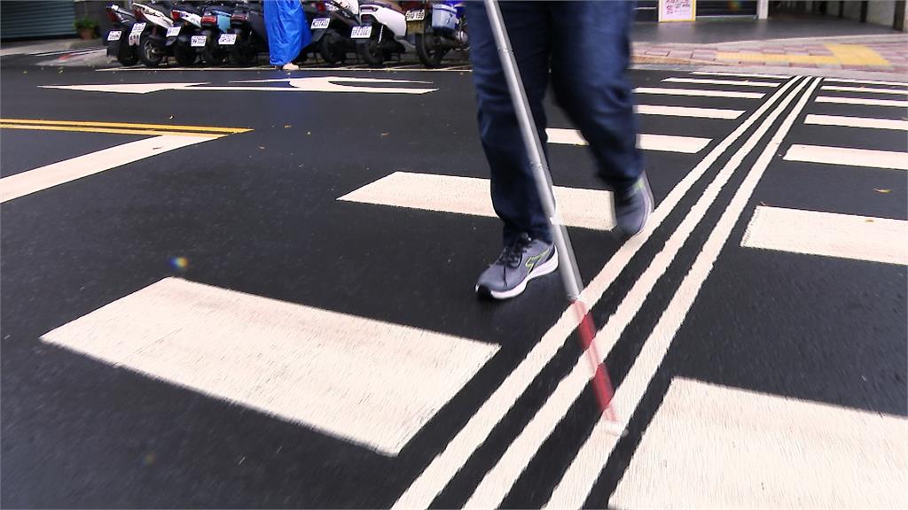 影/視障男過馬路突迷向「誤闖車道」!司機見他「1舉動」秒衝下車拉人