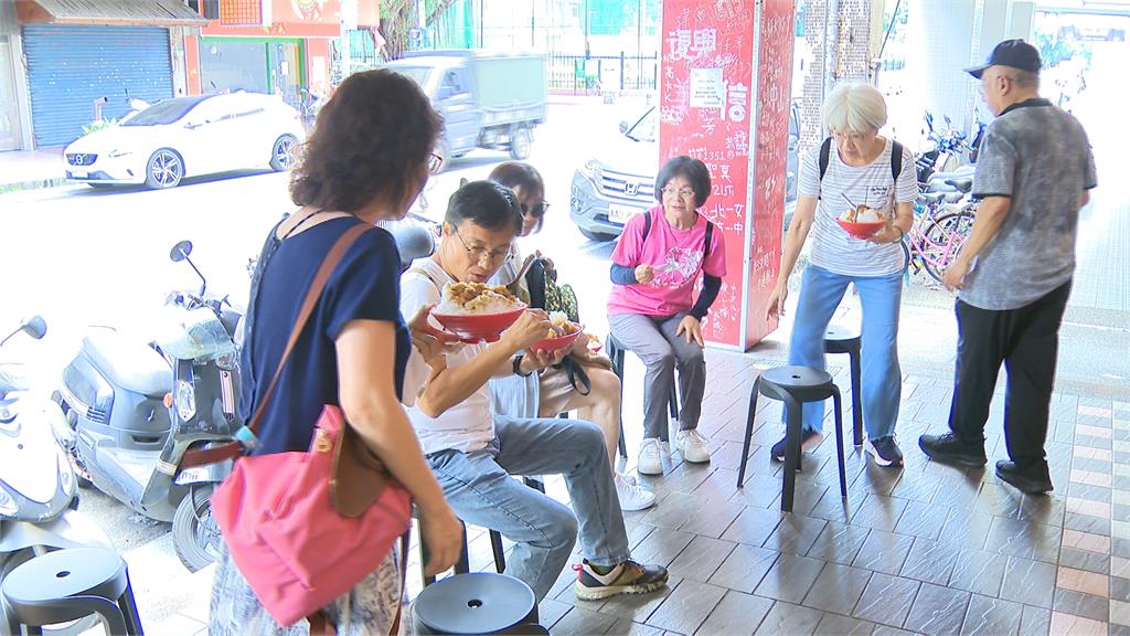 內用能免費續碗「站著也要吃」 台北古早味黑糖剉冰老店生意爆棚