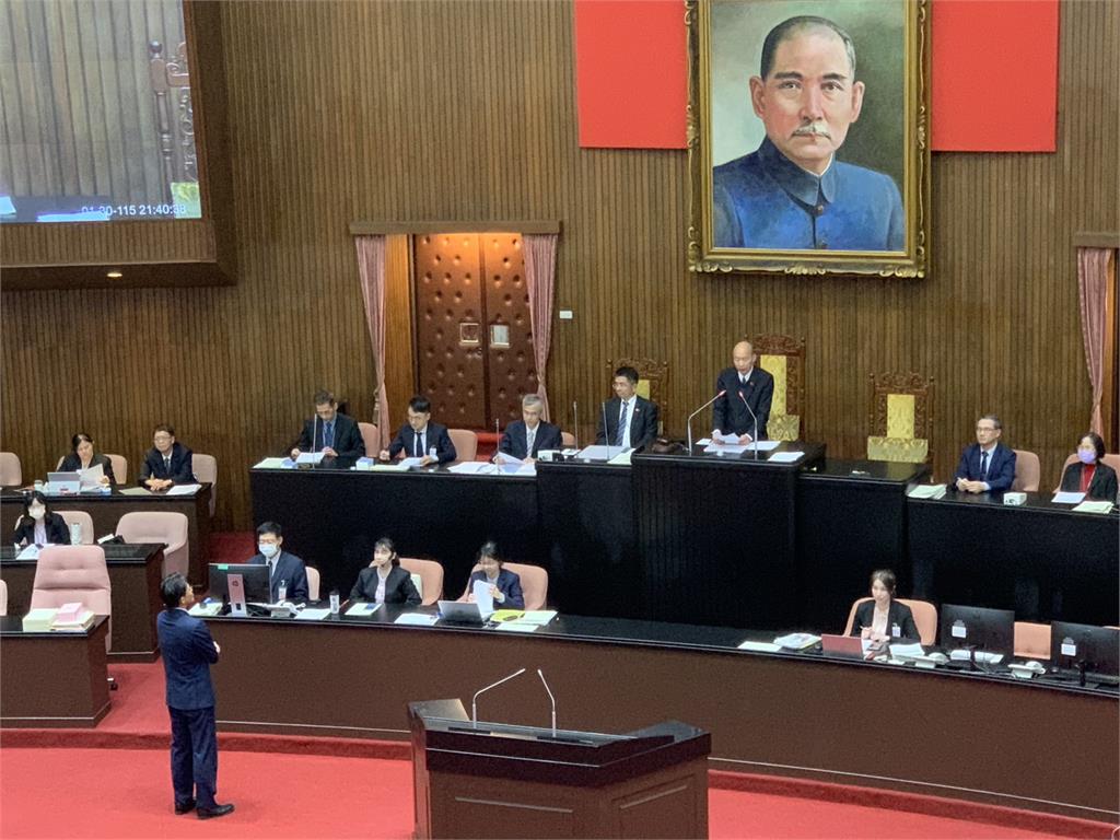 快新聞／清空辦公室畢業囉！黃國昌比讚合影韓國瑜　轉戰新北喊「新旅程將開啟」