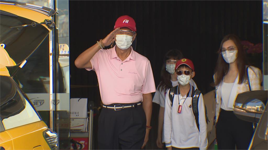 曾馨瑩PO出母子照 12歲小虎已到媽媽肩膀