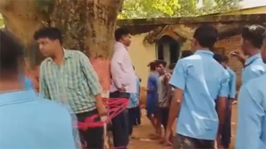 數學被當抓狂？印度老師當掉11名學生　竟被綁在樹上毆打公審　
