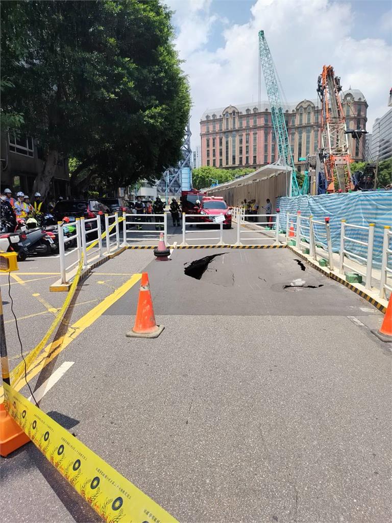 圖輯／北市敦化北路出事了！驚見天坑、管線破裂「飄出瓦斯味」畫面曝光