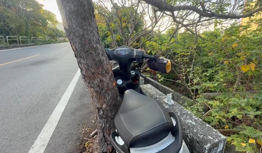 離奇! 恐怖車禍女騎士噴飛 "倒栽蔥"卡圳溝樹幹身亡