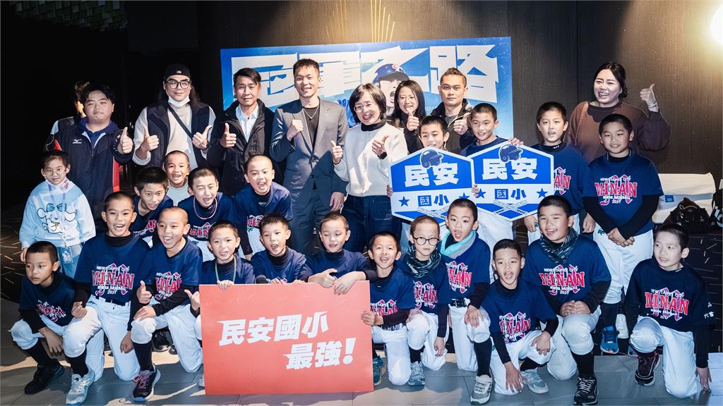 快新聞／「5刷」 仍紅了眼眶　蘇巧慧包場邀百名師生看《冠軍之路》