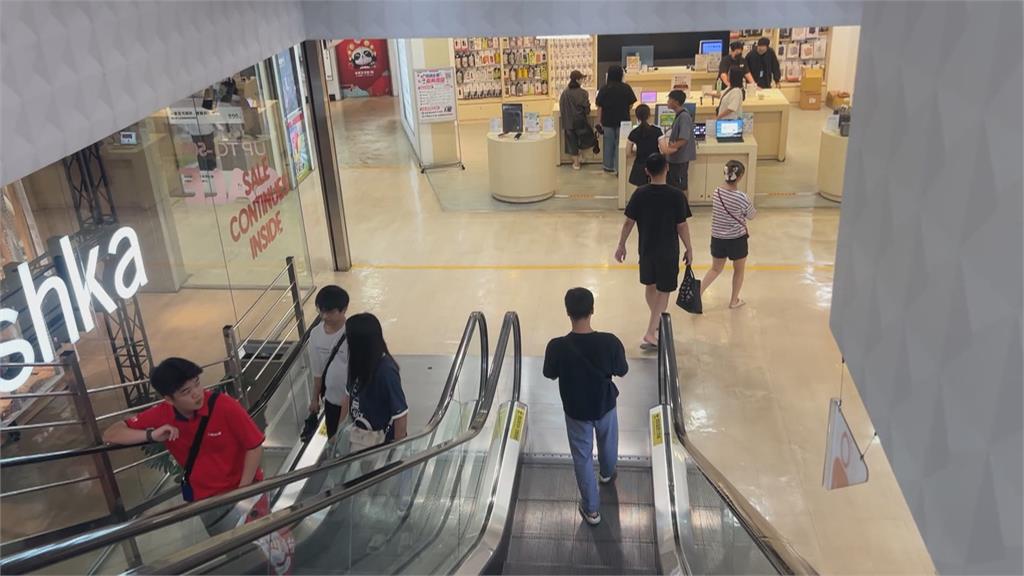 豪雨假兩樣情！民眾開心逛百貨　櫃哥櫃姐們冒雨上班