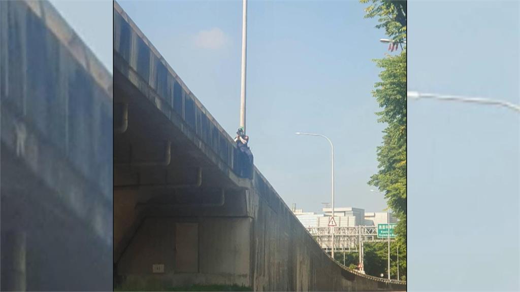 員警跨坐高架橋拍超速違規 網友諷玩命拚業績