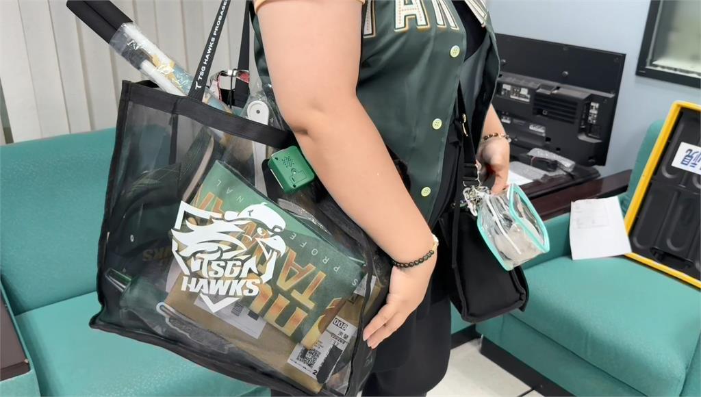 獨/幸運抽中球星親簽產品「簽名整片糊」 粉絲嘆:魔鷹變磨損