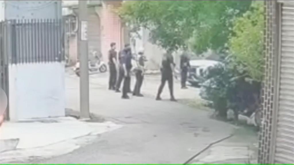 遛狗驚魂！騎士疑看狗不爽　竟持刀一路要追砍女子