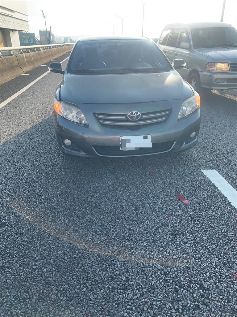 台74快速道路車禍　直擊四男一女漫步自行下匝道
