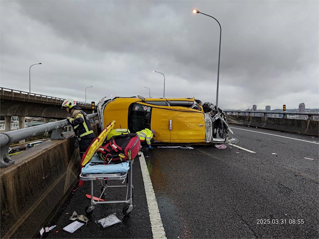 快新聞/國2車禍!小黃運將自撞匝道護欄 釀車體零件掉落、波及3車輛
