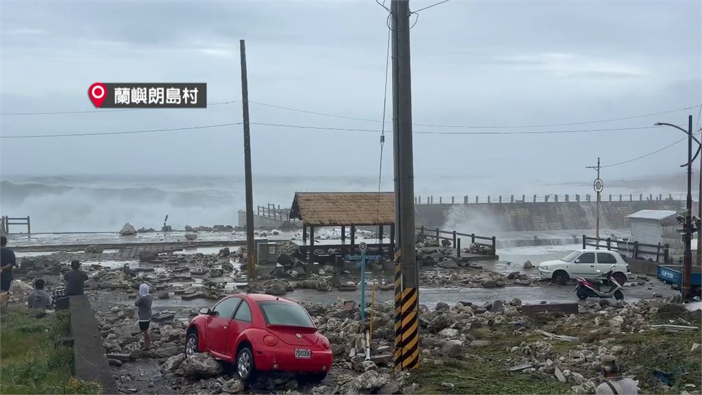 蘭嶼掀巨浪沖毀海堤　綠島大浪沖破民宅滿目瘡痍
