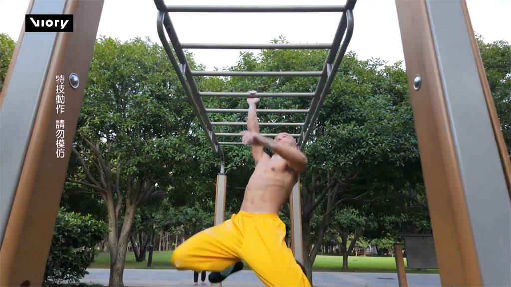 少林寺武僧肖海變網紅 人體國旗、360度空中漫步