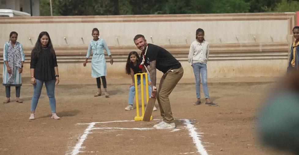 貝克漢任「聯合國兒童親善大使」　造訪印度教小朋友踢足球