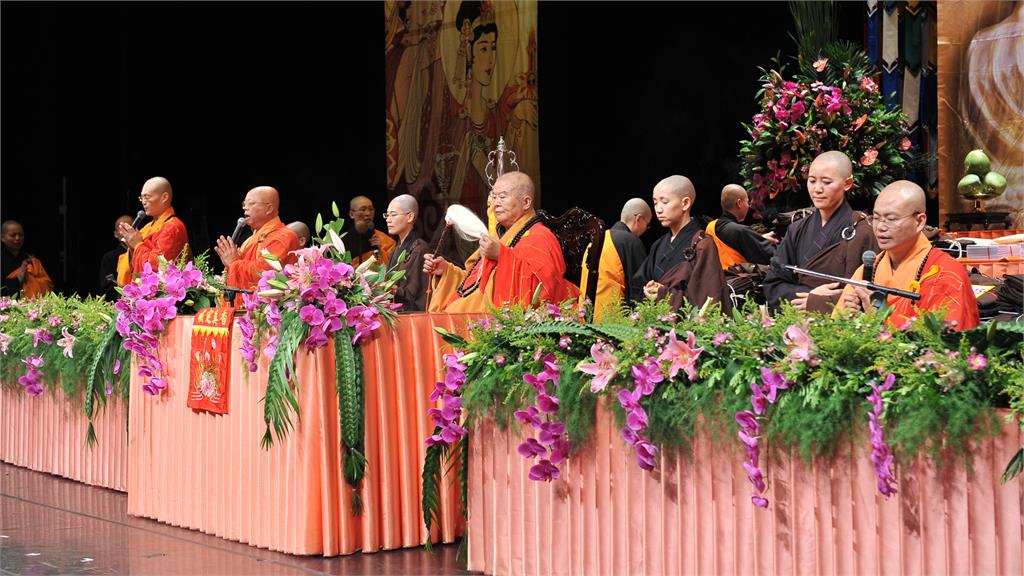 佛光山新年小巨蛋萬人法會　甘露灌頂滌熱惱三皈五戒淨身心