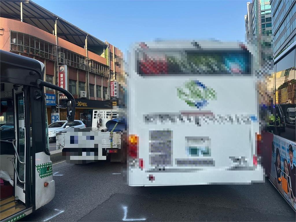 最新／新莊輔大商圈事故！公車、貨車碰撞　4人輕傷送醫