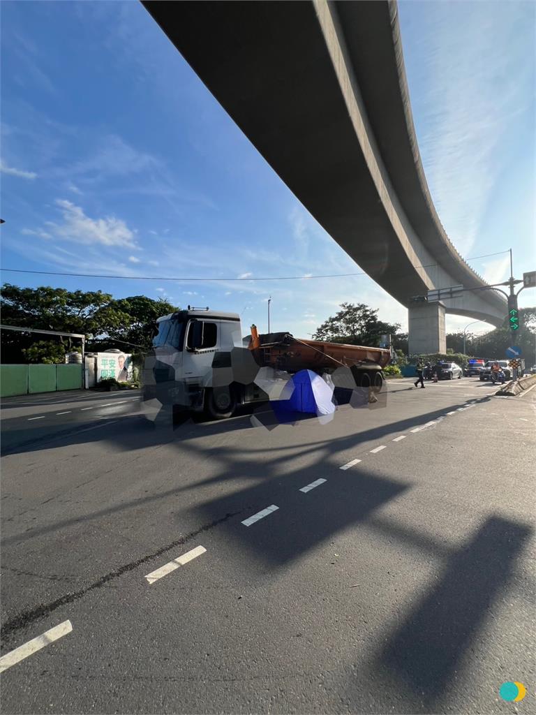 清晨上班遇死劫！新北三峽女機車尾撞曳引車頭　下半身重創當場身亡