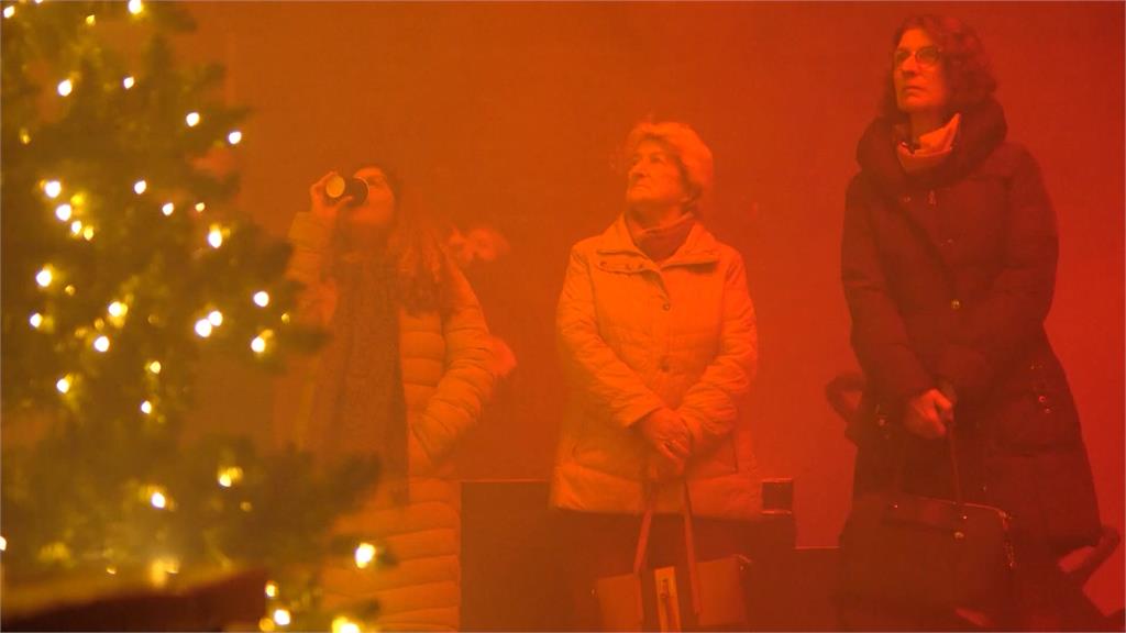德國耶誕燈光秀超前衛 煙霧閃燈滿滿夜店風