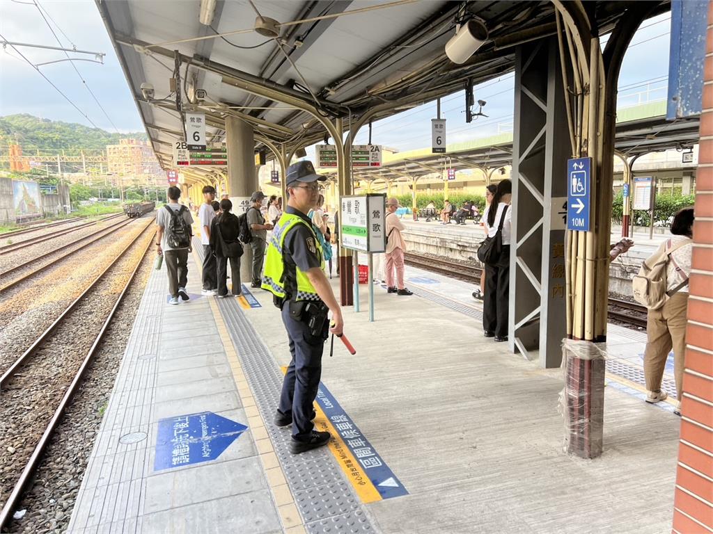 台鐵鶯歌站驚傳「嬰兒車滾落鐵軌」濺血！媽忙跳軌救兒「驚險結局曝光」