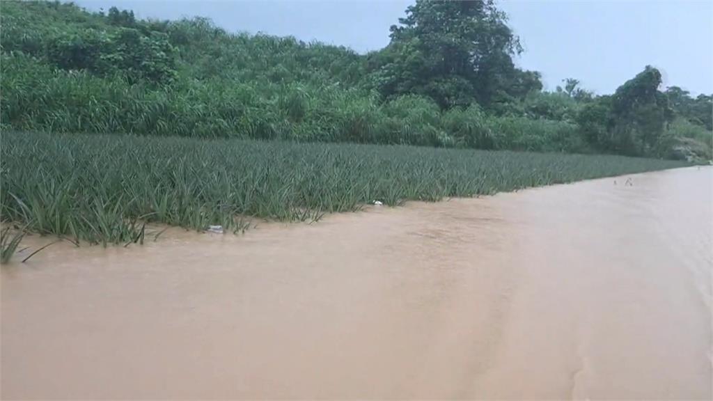 暴雨炸南台灣！屏東三地門土石崩塌　排水設施遭堵、大水灌進民宅