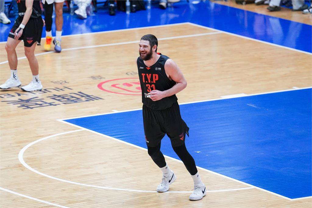 PLG(影)／阿提諾、「神奇小白」挺身而出！領航猿99：91擊敗獵鷹維持不敗金身