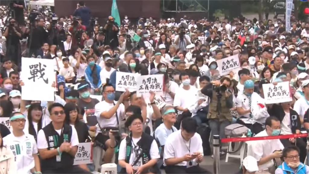 「小草女神」上凱道挺阿北!突脫口「1句真心話」網嚇爛:不是說清清白白