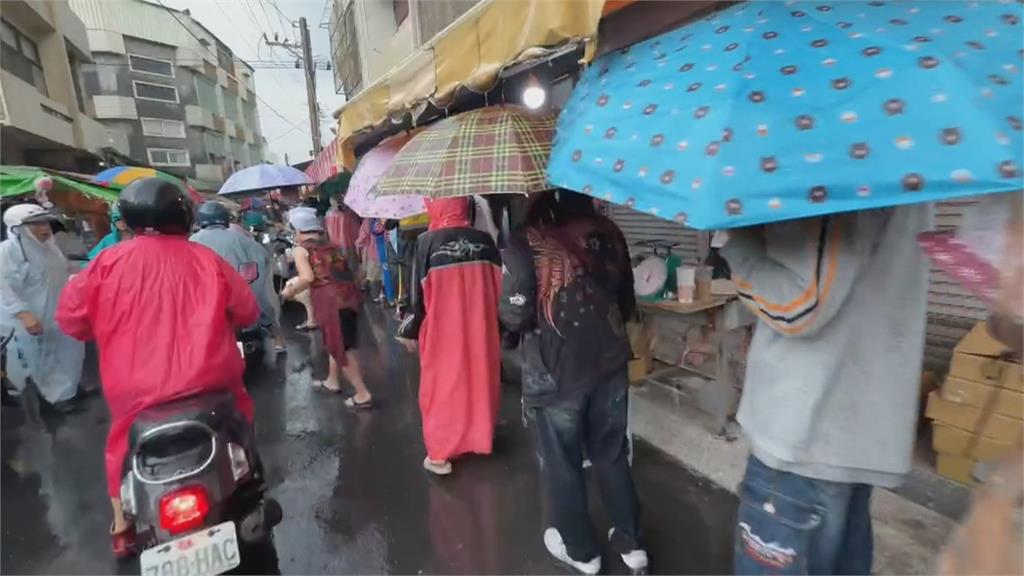 三天兩夜不打烊！ 嘉義朴子春捲皮老店民眾冒雨排隊