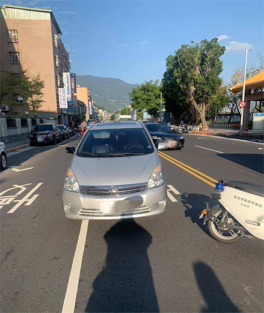 陽光太刺眼？　八旬老翁闖紅燈　員警攔停遭擦撞「鼻孔流血」送醫