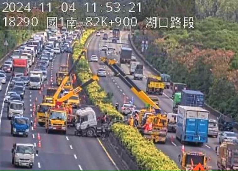 國道驚魂！砂石車自撞護欄橫躺分隔島　雙向車流一度回堵