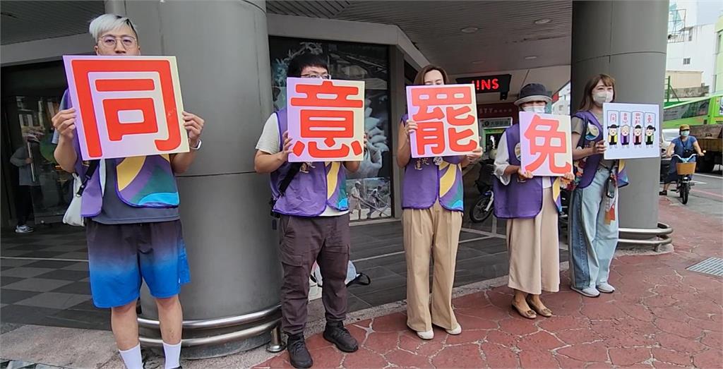 罷免傅崐萁行動啟動街宣!婦人騎車經過挑釁「分心摔車」畫面曝光