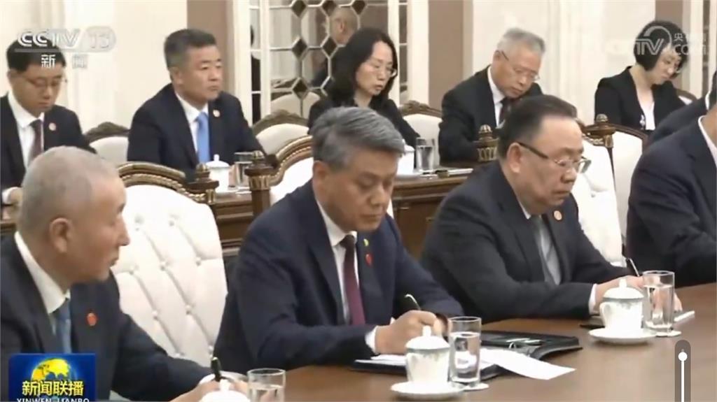 金正恩「1打9」中共官員！王滬寧「低頭寫筆記」畫面遭網笑：像在匯報工作
