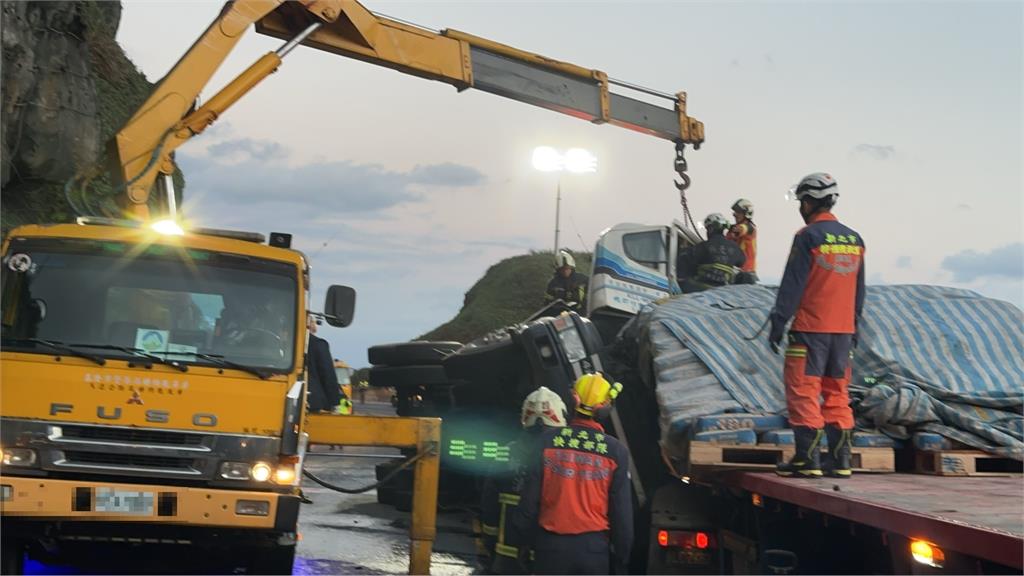 快新聞／台2線驚傳3曳引車連環撞！翻覆衝對向　1人失去呼吸心跳