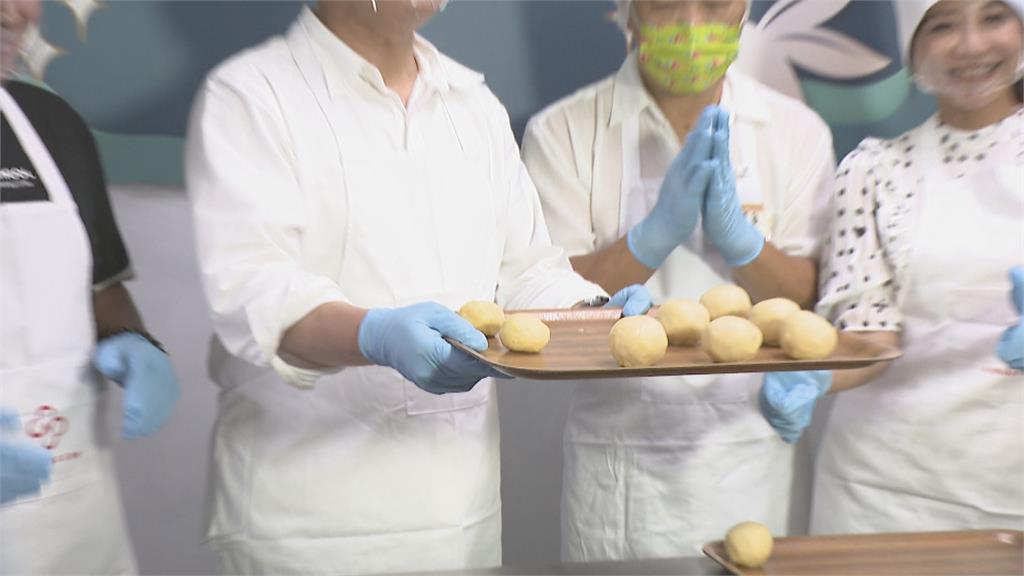 選戰拚美食經濟 林佳龍秀真功夫製作月餅